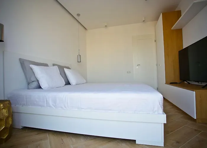 Ale's In The Center *